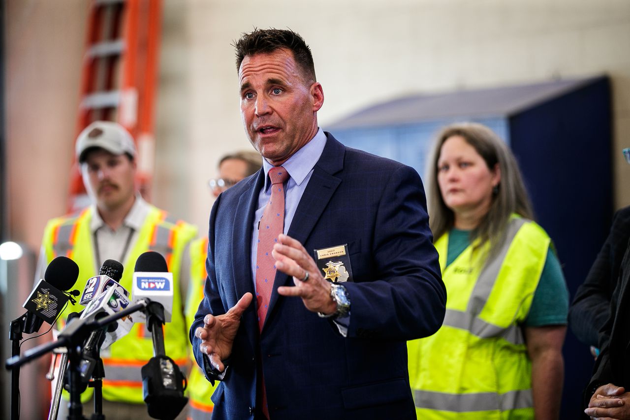 Thousand gallons of oil-based material spilled into Flint River