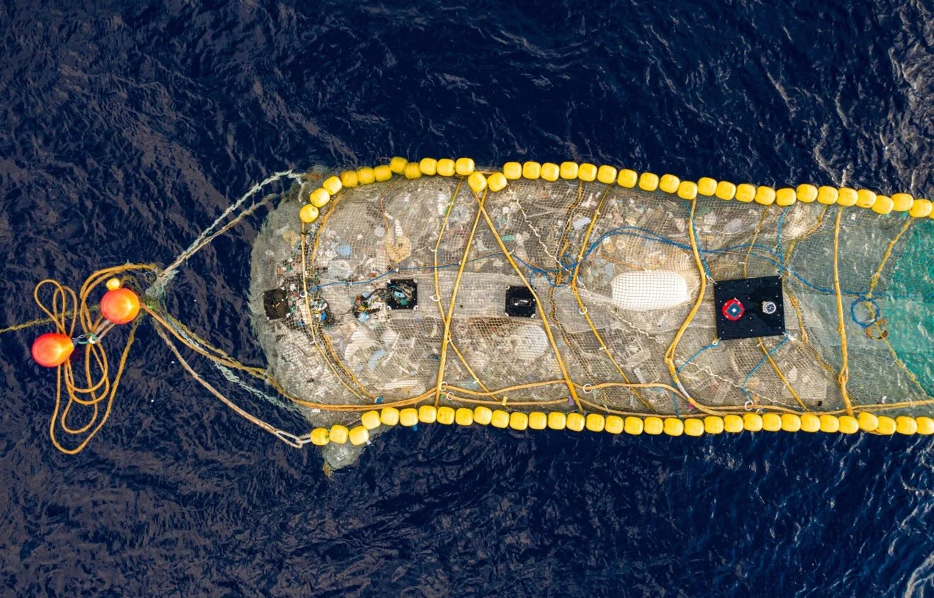 Caption: The Ocean Cleanup removing plastics from the Great Pacific Garbage Patch, located between Hawaii and California (Source: Ocean Cleanup)