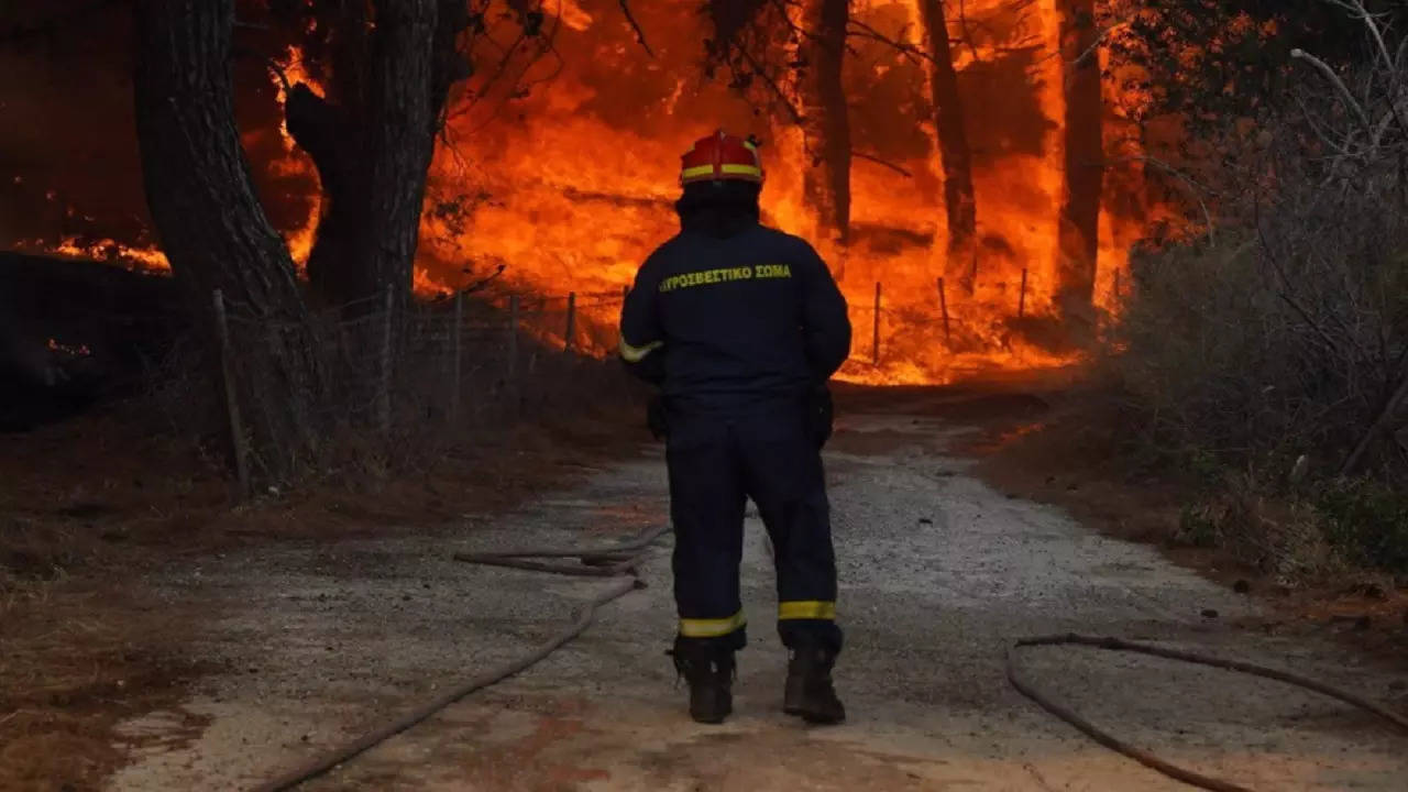Greece Hundreds of tourists and residents evacuated from resort in Lesbos island as wildfire rages