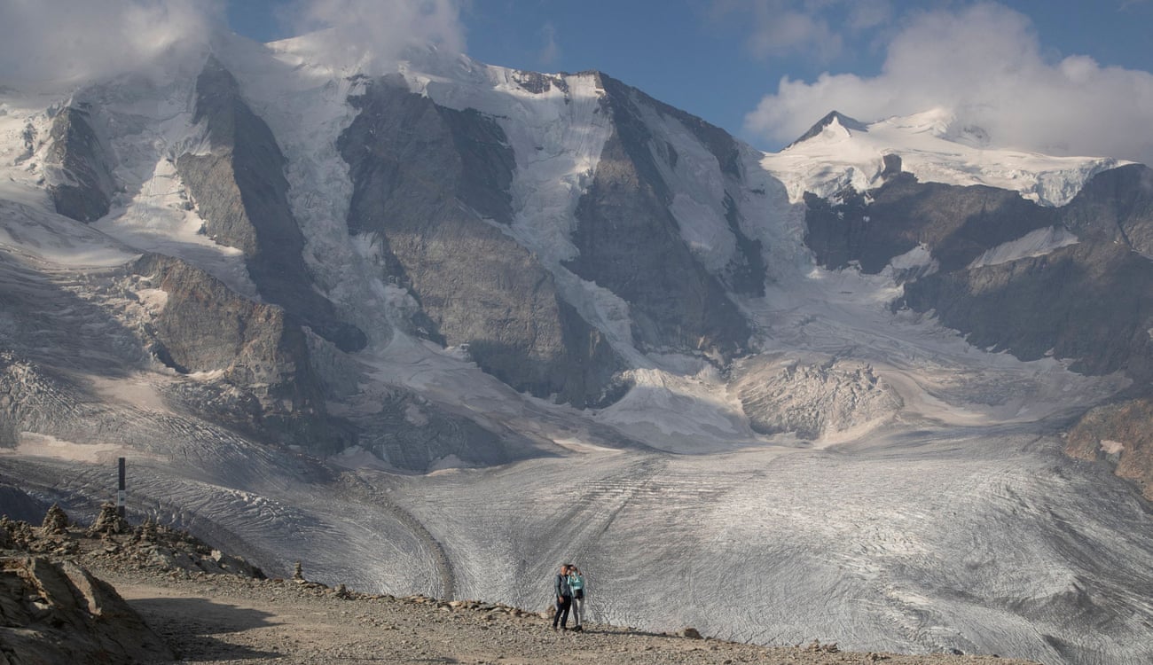 A couple take a selfie in front of the Pers glacier