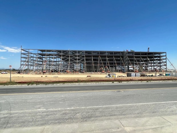 The 3.8 million square foot Amazon facility in northeast Loveland continues to rise from the ground. (Ken Amundson/BizWest)