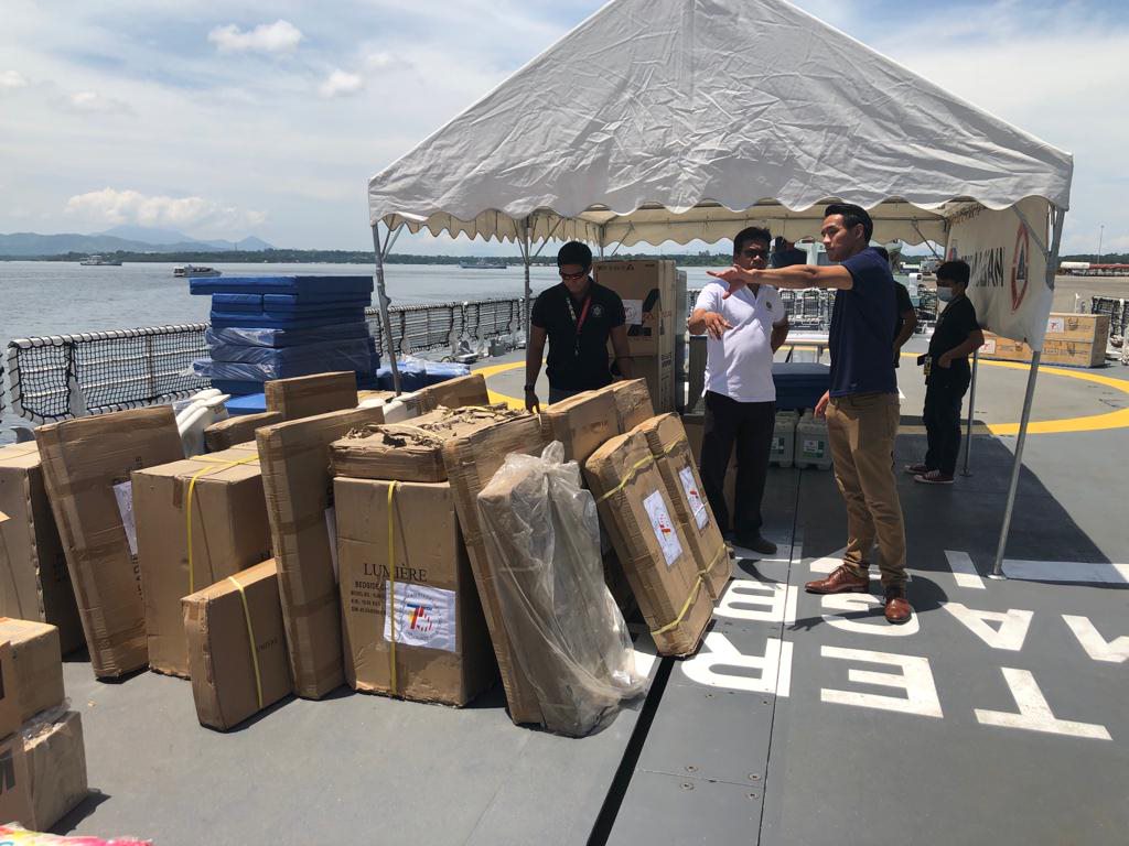 Capt. Kim oversees the handover of the U.S. donation on board the Philippine Coast Guard vessel BRP Teresa Magbanua in Puerto Princesa City.