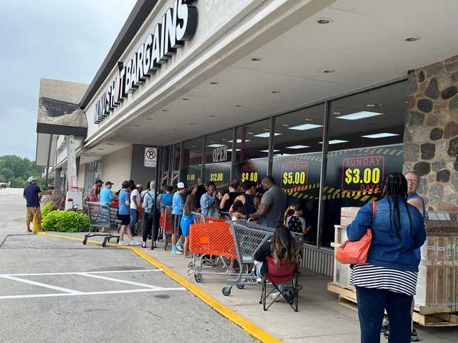 Shoppers&#x20;line&#x20;up&#x20;at&#x20;NuNu&#x27;s&#x20;Hot&#x20;Bargains&#x20;in&#x20;Greendale