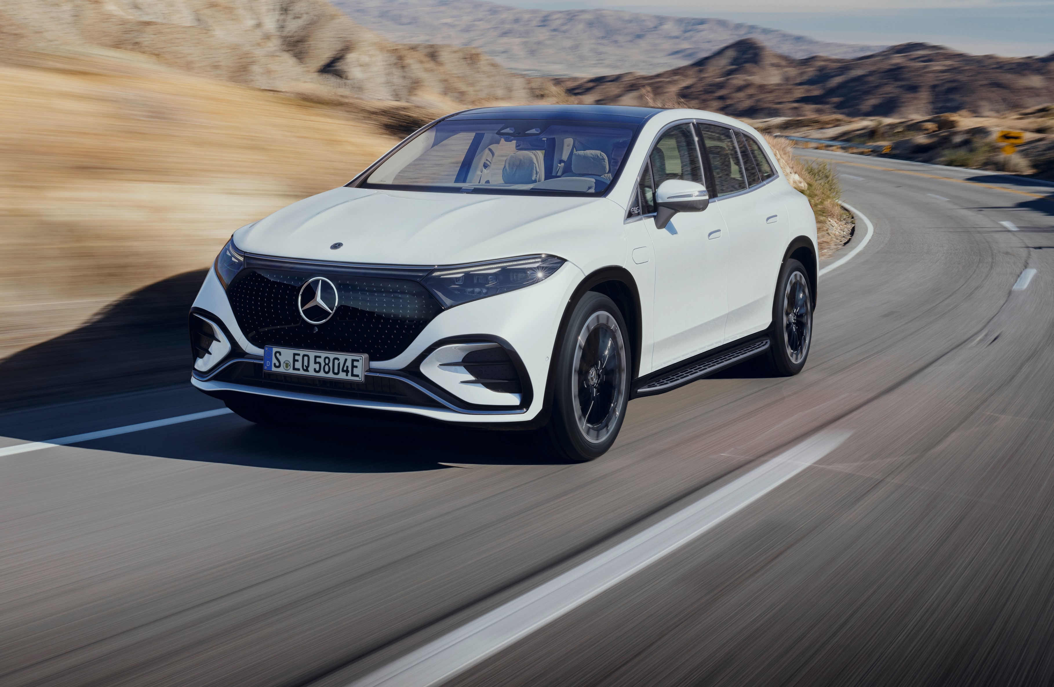 Mercedes EQS SUV front 1.4.jpg