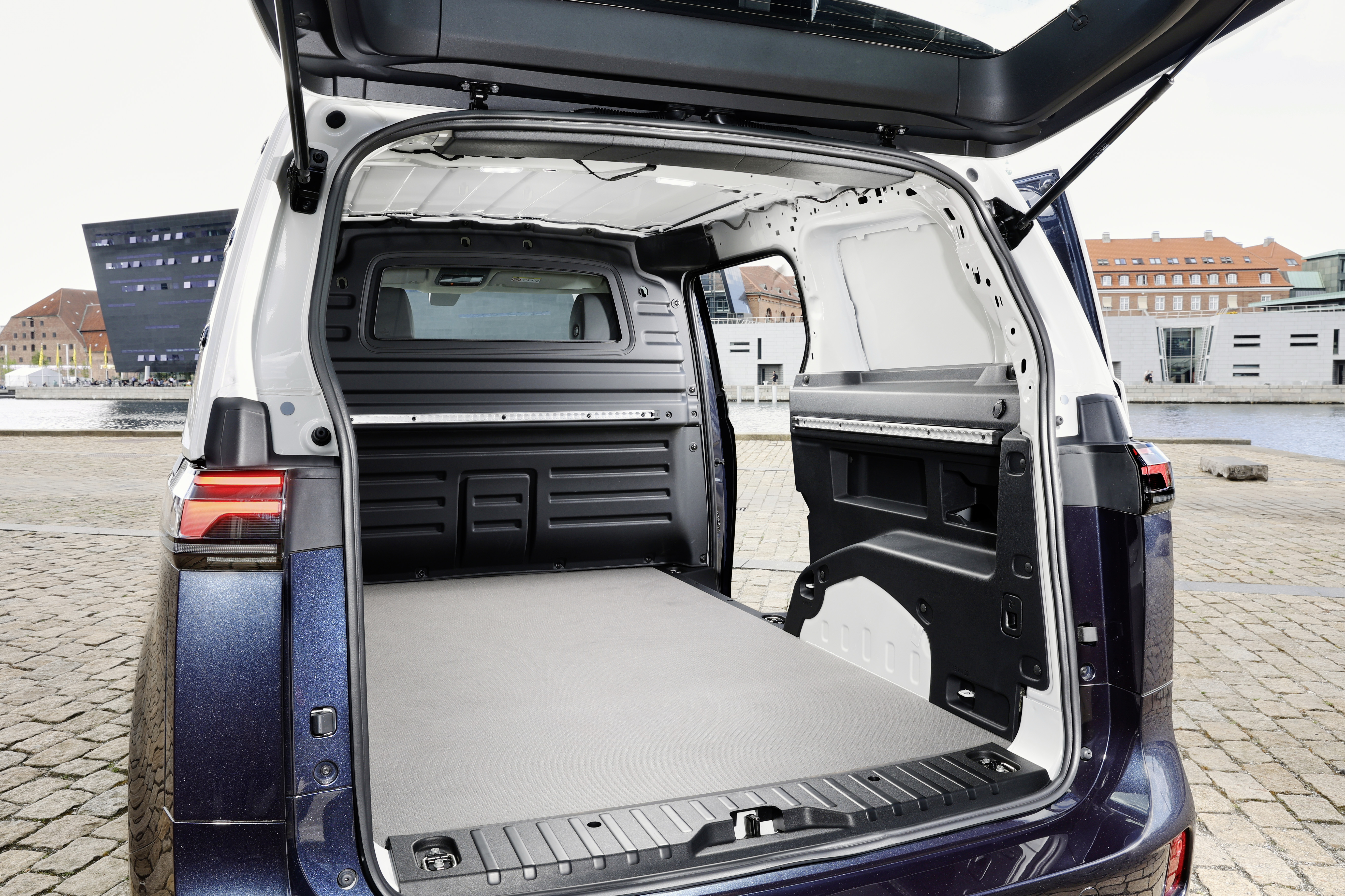 The cargo area can swallow two Euro pallets or 3.9m3 and it can tow up to 1,000kg