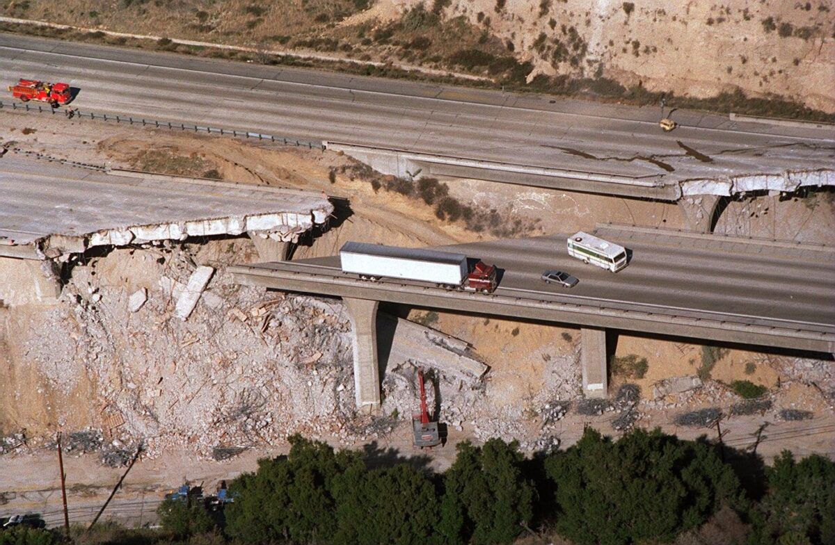 A portion of the Antelope Valley Freeway collapsed the morning of the 1994 Northridge earthquake. A tractor-trailer and a motorhome sits stranded on the raised stretch of the Interstate 5 freeway.
(Photo: ahundredyearsofearthquakesinlosangeles.wordpress.com)