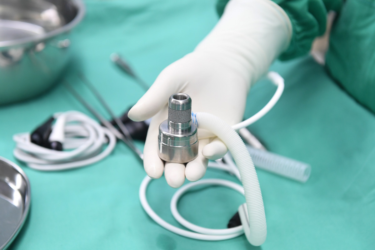 A medical worker holds part of an artificial heart in Zhengzhou, Henan province, June 2022. Xing Yongtian/VCG