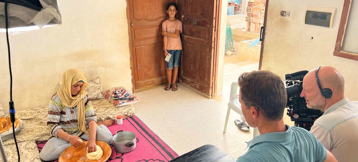 Najwa Selmi, at home with her daughter, demonstrates to a UNTV film crew how to make traditional ‘tabouna’ bread. Najwa Selmi, at home with her daughter, demonstrates to a UNTV film crew how to make traditional ‘tabouna’ bread.