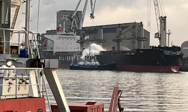 Fire in cargo hold of bulk carrier at Rouen, France VIDEO 