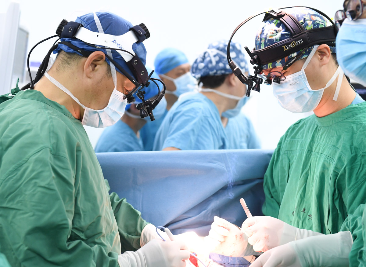 Cardiac surgeons at work in Zhengzhou, Henan province, June 2022. Xing Yongtian/VCG