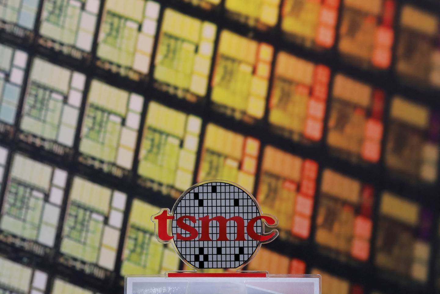 FILE PHOTO: A logo of Taiwan Semiconductor Manufacturing Co (TSMC) is seen at its headquarters in Hsinchu, Taiwan August 31, 2018.  REUTERS / Tyrone Siu / File Photo